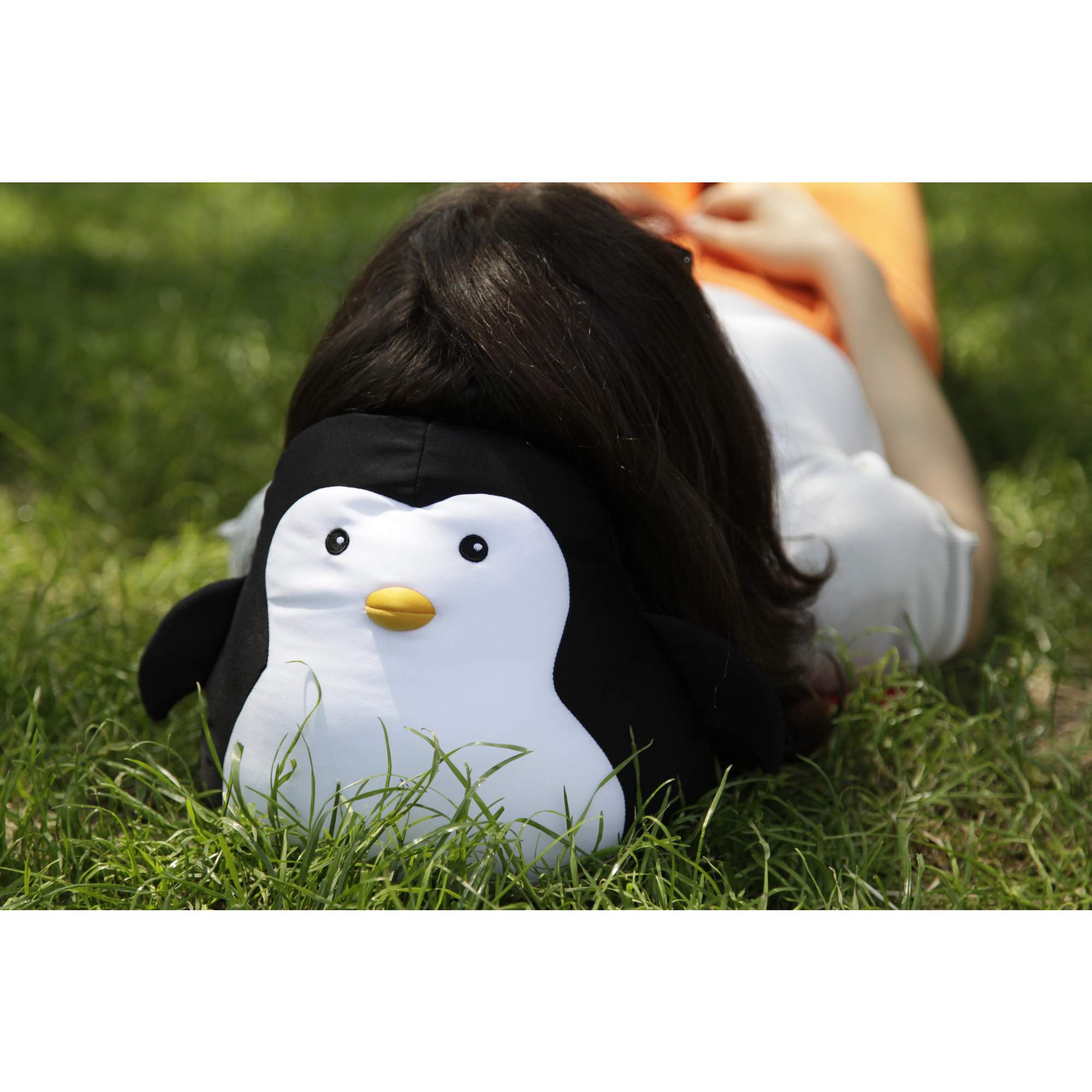 Kikkerland ZIP & FLIP PENGUIN HEAD REST - Nackenkissen
